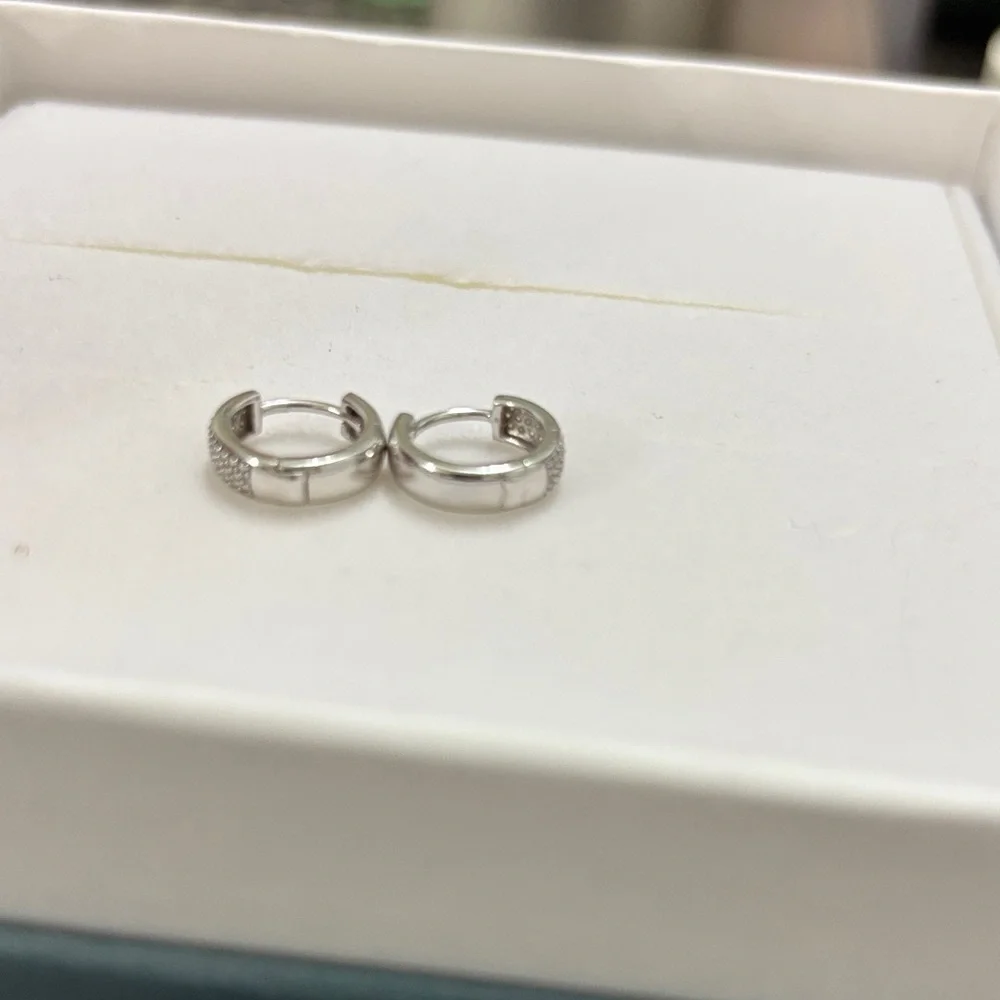 💎Mejuri Bold pavé Diamond Huggie Hoop Earrings 14k white gold - Picture 8 of 8